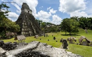 Site Maya de Tikal. Gran Plaza, vue sur le temple 1, Grand Jaguar. 16 septembre 2010 © Willy Blanchard