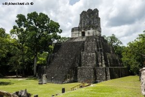 Site Maya de Tikal. Gran Plaza, vue sur le temple 2. 16 septembre 2010 © Willy Blanchard