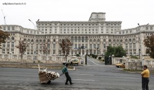 Roumanie, Bucarest, palais du Parlement, ou palais de Ceausescu. Façade sud. 22 septembre 2004 © Willy Blanchard
