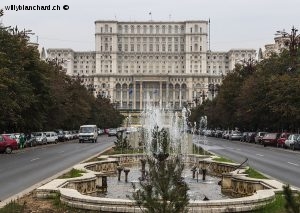 Roumanie, Bucarest, palais du Parlement, ou palais de Ceausescu. Vue depuis le boulevard de l'Union. 22 septembre 2004 © Willy Blanchard