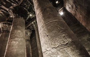 Égypte, Edfou, temple d'Horus. Hiéroglyphe, colonnade. 17 septembre 2014 © Willy Blanchard
