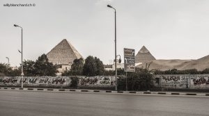 Égypte, Le Caire, site de Gizeh. Pyramide de Khéops à gauche, et pyramide de Khephren. 5 septembre 2014 © Willy Blanchard