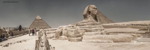 Égypte, Le Caire, site de Gizeh. Pyramide de Khephren à gauche, le Sphinx et Khéops en arrière-plan. 5 septembre 2014 © Willy Blanchard