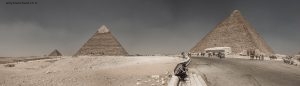 Égypte, Le Caire, site de Gizeh. De gauche à droite: une pyramide des Reines, Mykérinos, Khephren et Khéops. Panorama. Montage de 7 images. 5 septembre 2014 © Willy Blanchard