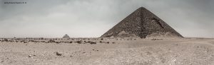 Site archéologique de Dahchour. La plus ancienne pyramide à faces lisses du monde. En arrière plan: pyramide de Meïdoum et la pyramide rhomboïdale. 7 septembre 2014 © Willy Blanchard