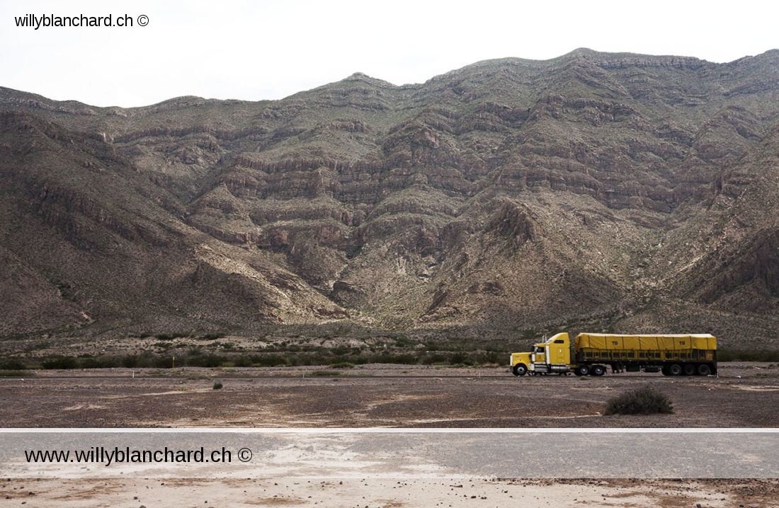 Mexique, Coahuila, route MEX-40. Paysage, camion. 10 septembre 2008 © Willy Blanchard