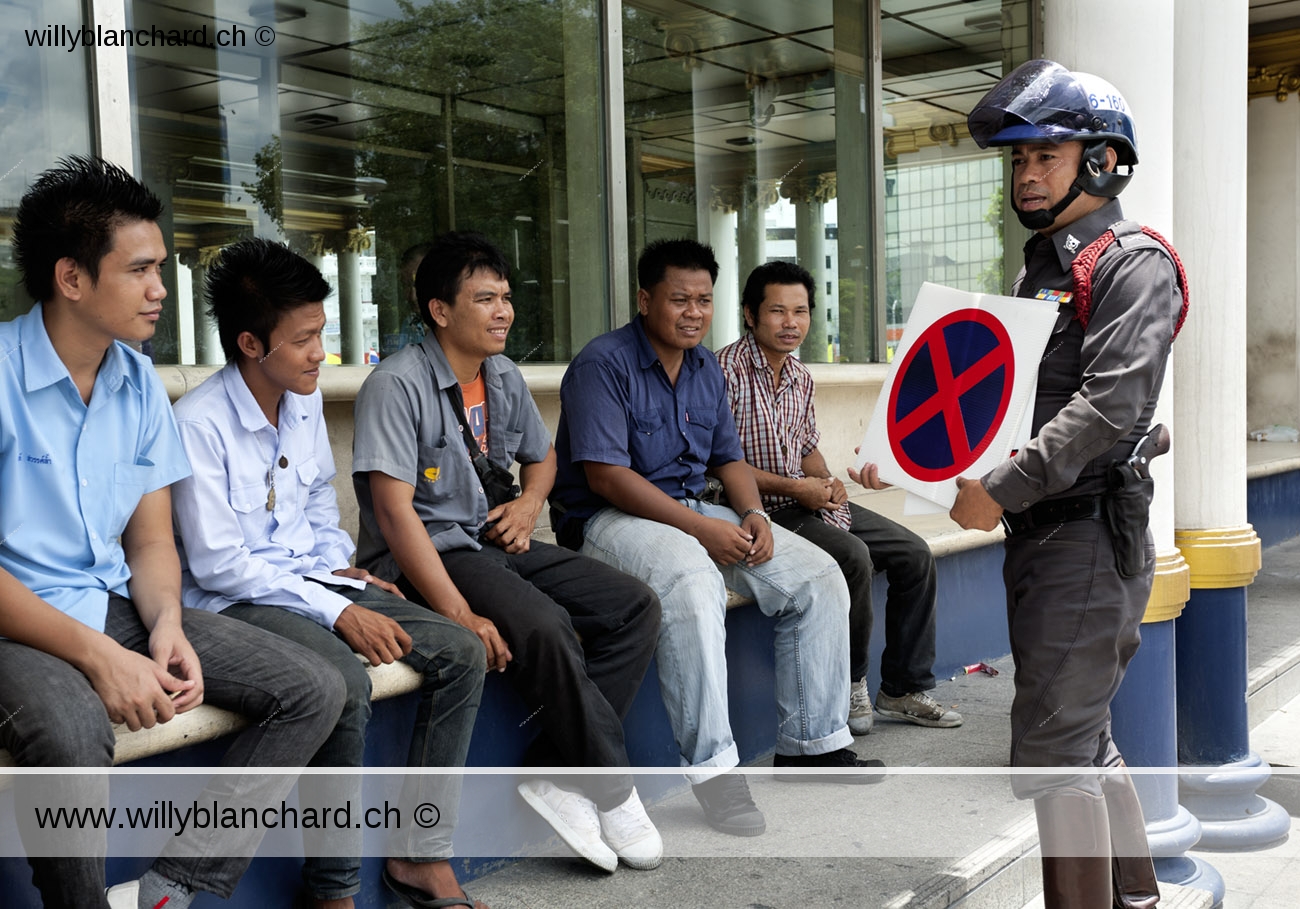 Thaïlande, Bangkok, gare ferroviaire Hua Lamphong. Cours de la police du trafic aux chauffeurs de tuk-tuk. Projet du Roi. 8 septembre 2011 © Willy Blanchard