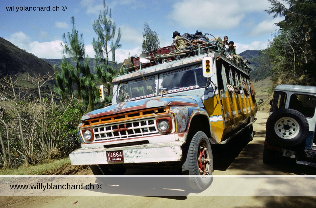 Colombie, Cauca. Chiva, autobus local. Croisement sur une petite route de montagne. Septembre 1992 © Willy Blanchard