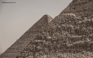 Égypte, Le Caire, site de Gizeh. Pyramide de Khephren, et Grande pyramide de Khéops en arrière-plan. 5 septembre 2014 © Willy Blanchard