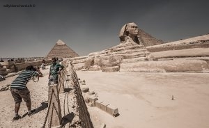 Égypte, Le Caire, site de Gizeh. Le Sphinx, et les pyramides de Khephren (à gauche), et de Khéops. 5 septembre 2014 © Willy Blanchard