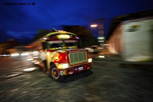 Guatemala, Antigua. Bus de nuit dans les rues d'Antigua. 6 septembre 2010 © Willy Blanchard