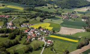 Suisse, Vaud. Vue sur le village de Denezy au premier plan, et Prévondavaux. Villages vaudois