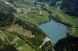 Suisse, Vaud. Vue sur la commune de Rossinière et le lac du Vernex. 17 mai 2017 © Willy Blanchard