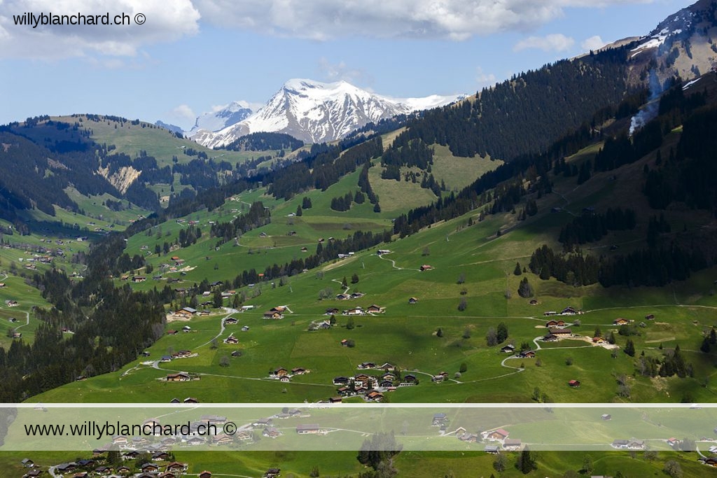 Suisse, Berne. Vue sur la commune de Saanen et le Albristhorn, 2762 mètres