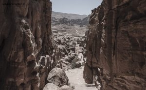 Jordanie, site de Pétra. Chemin du Monastère de Pétra (Al-Deir). En regardant derrière soi, on voit une partie du site qu'il faut traverser. 18 septembre 2009