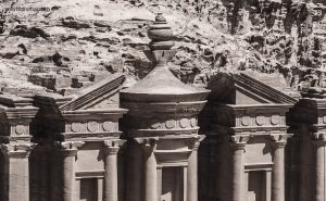 Jordanie, site de Pétra. Le Monastère (Al-Deir). Urne funéraire de 9 mètres de haut, au sommet. 18 septembre 2009