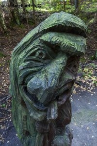 Lituanie, Klaipeda, Juodkrante. Raganu Kalnas, (Hill of witches), sculpture en bois de légendes du folklore lituanien. 24 septembre 2007 © Willy Blanchard