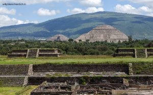 Mexique, pyramides de Teotihuacán. Vue sur la pyramide du Soleil, et la pyramide de la Lune en arrière-plan