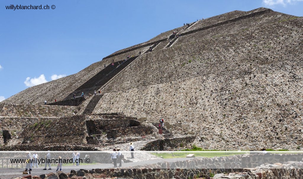Mexique, site archéologique de Teotihuacán. Au pied de la pyramide du Soleil