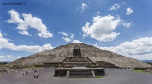 Mexique, site archéologique de Teotihuacán. Pyramide du Soleil. Sa base est de 225 mètres, et sa hauteur de 65 mètres