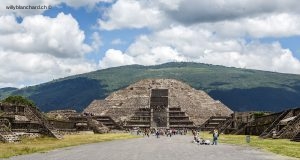 Mexique, pyramides de Teotihuacán. Sur l'allée des Morts, et la pyramide de la Lune