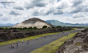 Mexique, pyramides de Teotihuacán. Vue sur la pyramide du Soleil, et l'allée des Morts. 1 septembre 2008 © Willy Blanchard