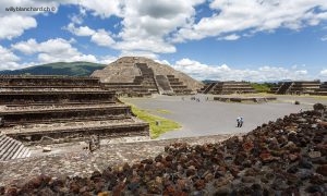 Mexique, site archéologique de Teotihuacán. Vue sur la place de la Lune et la pyramide de la Lune. 1 septembre 2008 © Willy Blanchard