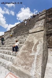 Mexique, site archéologique de Teotihuacán. Au pied de la pyramide de la Lune