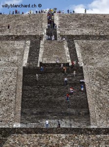 Mexique, site archéologique de Teotihuacán. Vue sur la pyramide du Soleil