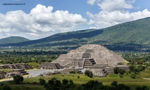 Mexique, site archéologique de Teotihuacán. Vue sur la pyramide de la Lune