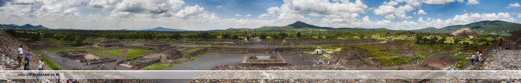 Mexique, site archéologique de Teotihuacán. Vue panoramique sur le site depuis la pyramide du Soleil. Panorama de 3000 pixels