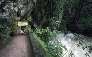 Guatemala, Alta Verapaz, Lanquin. Grottes de Lanquin. Entrée