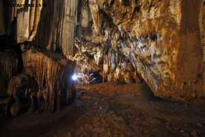 Guatemala, Alta Verapaz, Lanquin. Grottes de Lanquin. Éclairage complémentaire à la lampe de poche