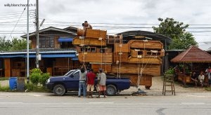 Thaïlande, Tak, Mae Sot. Transport dangereux de meubles. 20 septembre 2011 © Willy Blanchard