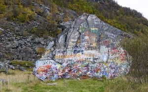 Norvège, Troms. Sur la route E6, graffiti sur un rocher proche de la ville de Nordkjosbotn. 30 septembre 2006 © Willy Blanchard