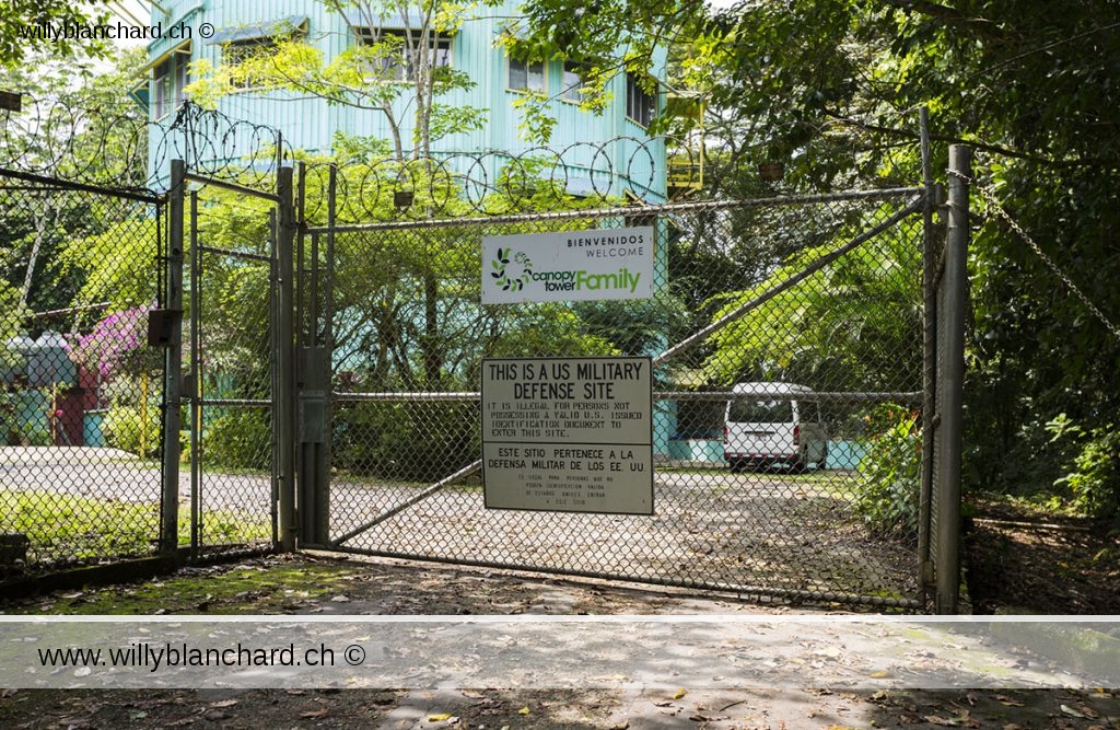 Panama. Canopy Tower, au coeur du parc Soberania. L'entrée du site, avec les avertissements d'origine. 13 septembre 2015 © Willy Blanchard
