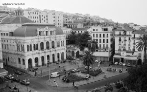 Algérie, Alger. Théâtre national algérien et la Casbah en arrière-plan. Août 1991 © Willy Blanchard