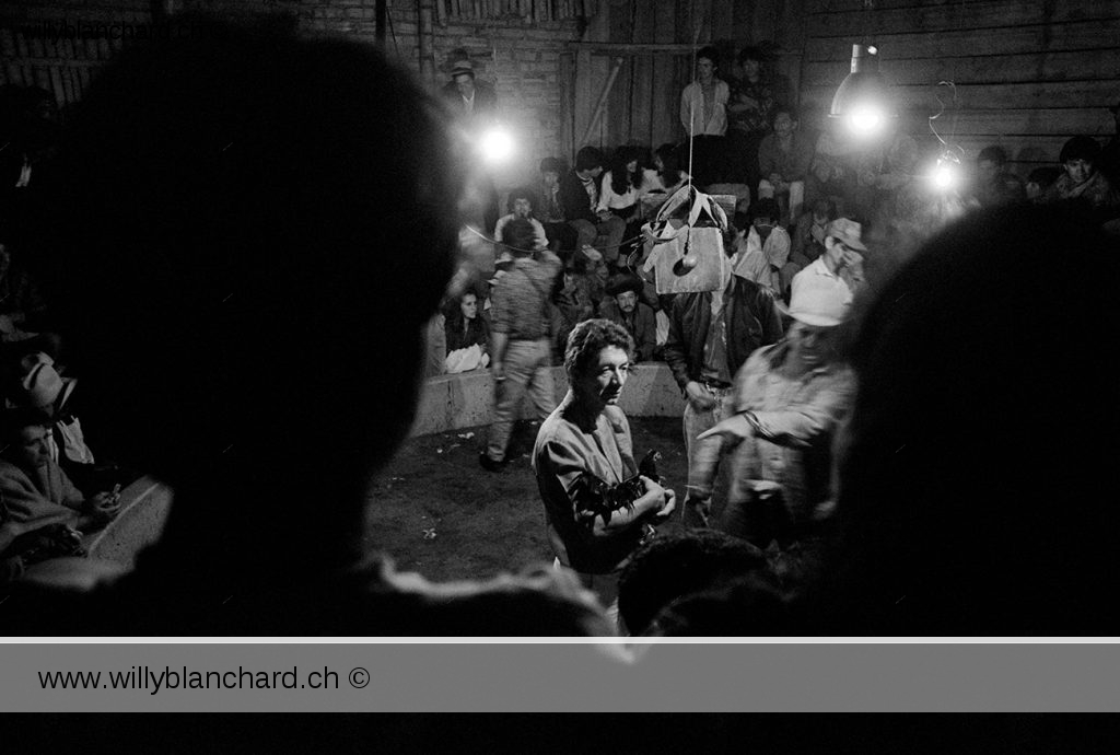 Colombie, Huila, San Agustin. Combat de coqs. Septembre 1992 © Willy Blanchard