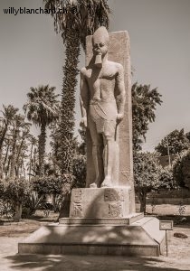 Égypte, site archéologique de Memphis. Statue en granite de Ramsès II. 7 septembre 2014 © Willy Blanchard