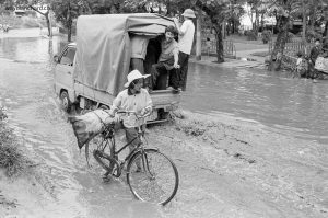 Vietnam, Hanoï. Inondation aux abords du pont Long Biên et le fleuve Rouge. Août 1995 © Willy Blanchard