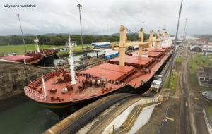 Panama, Colon. Canal de Panama, écluses de Gatún. Le Charmey, un vraquier, marine marchande suisse. 6 septembre 2015 © Willy Blanchard