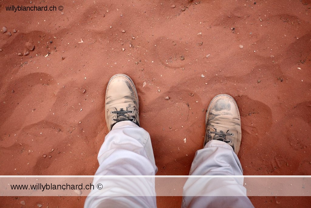 2009. Jordanie. Site de Pétra. Contraste entre du sable rouge et celui sur mes chaussures. 17 septembre 2009 © Willy Blanchard