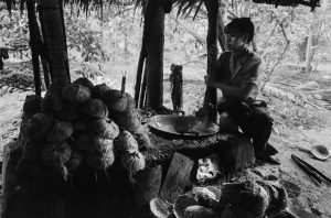 Vietnam, delta du Mékong, fabrique artisanale de caramel au lait de noix de coco. Août 1995 © Willy Blanchard