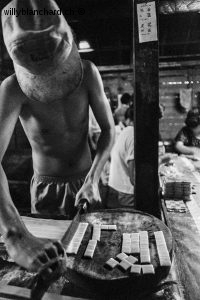 Vietnam, delta du Mékong, fabrique de caramel au lait de noix de coco. Août 1995 © Willy Blanchard