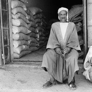 Algérie, El Oued. Portrait d'un homme devant sa boutique. 1991 © Willy Blanchard