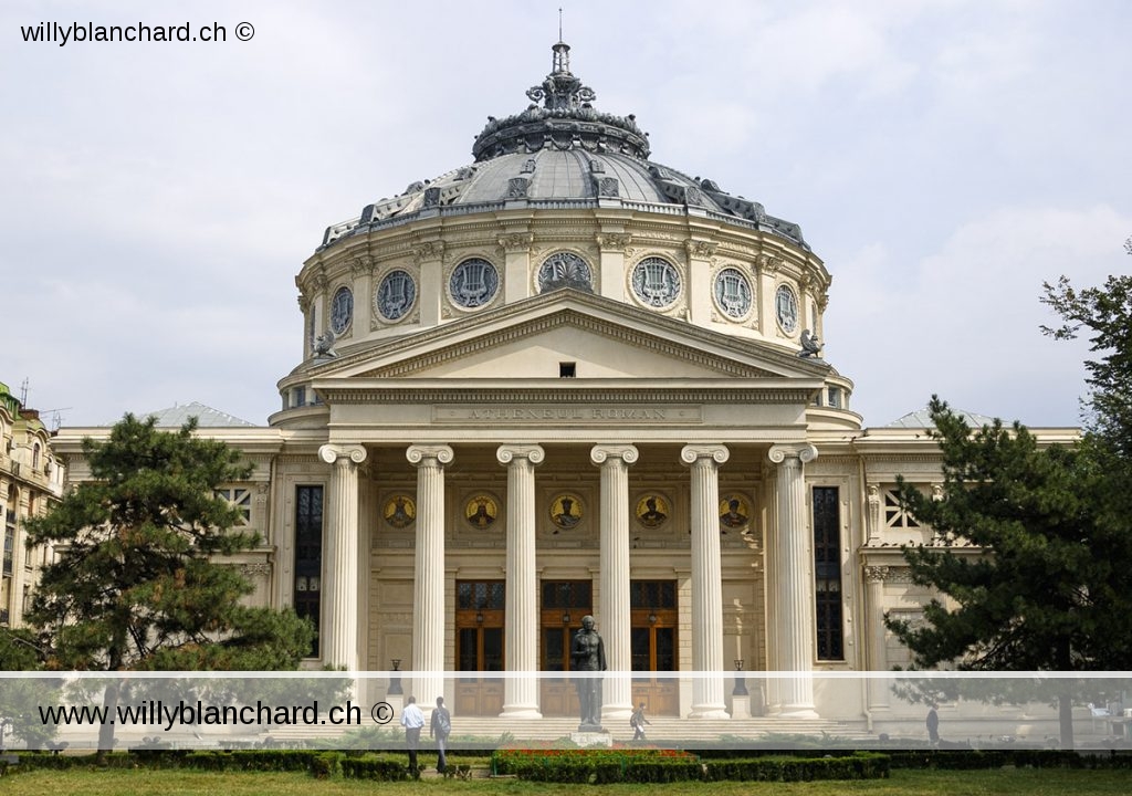 Roumanie, Bucarest. L'Athénée roumain (Ateneul Român). Architecte: Albert Galleron. Il s'agit d'une salle de concert, achevée en 1888. 22 septembre 2004 © Willy Blanchard