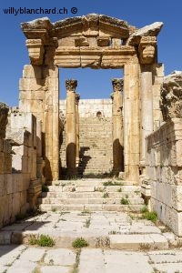 Jordanie. Ancienne cité romaine de Jérash. Accès au temple de Dionysos/cathédrale Saint-Théodore. 12 septembre 2009 © Willy Blanchard