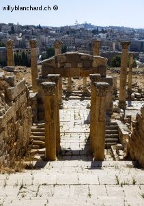 Jordanie. Ancienne cité romaine de Jérash. Accès au temple de Dionysos/cathédrale Saint-Théodore. 12 septembre 2009 © Willy Blanchard