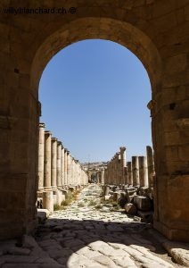 Jordanie. Ancienne cité romaine de Jérash. Vue sur la voie à colonnade nord depuis le tétrapyle nord. 12 septembre 2009 © Willy Blanchard