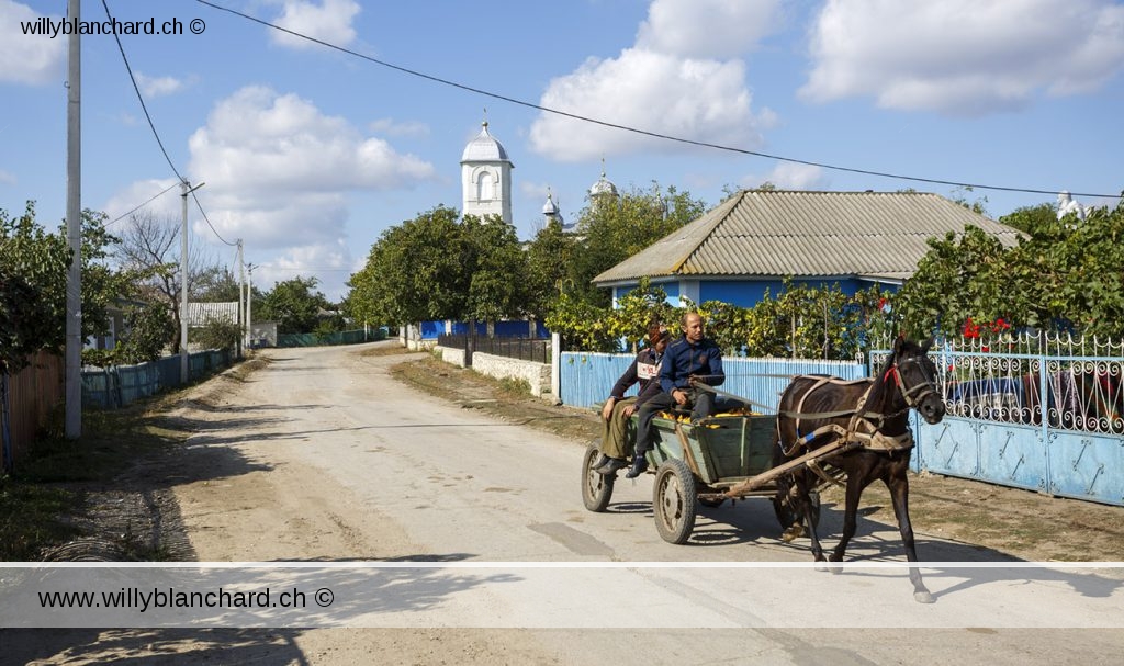 Moldavie, Glodeni. Charriot tiré par un cheval à Viisoara. 23 septembre 2016 © Willy Blanchard